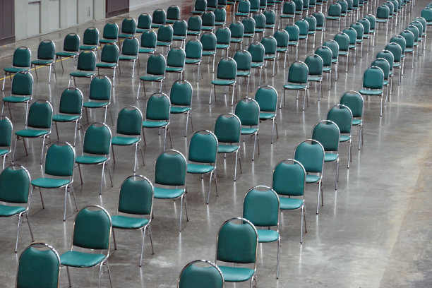 为仪式、活动或聚会而排列的绿色椅子图片下载