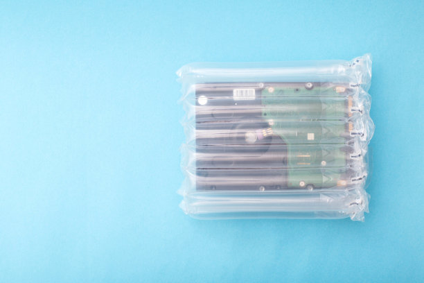 保护空气塑料包装，用于运输无损坏的蓝色背景的包裹。现代安全包装理念，复制空间为文字、表面图片下载