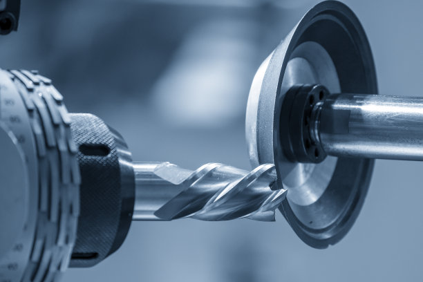 立铣床采用数控程序控制。图片下载