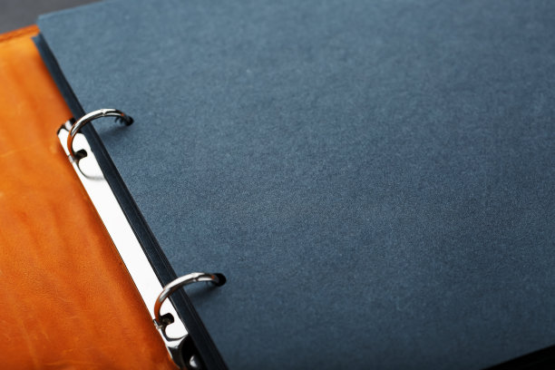 相册与空白黑色照片。分裂环的特写宏专辑。专辑封面为黑色背景，棕色真皮手工制作。图片下载