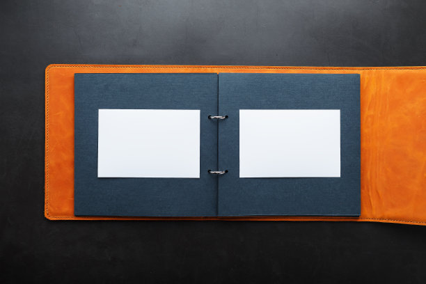 打开相册与空白的照片，白色框架上的黑纸。专辑封面为黑色背景，棕色真皮手工制作。图片下载