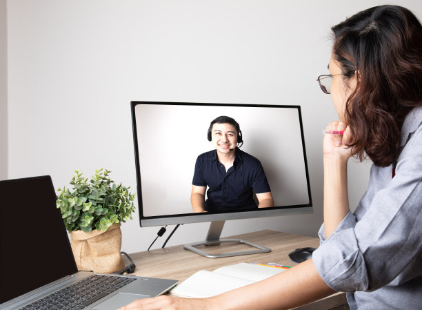 远程会议的概念照片，商务女性与客户或团队交谈显示电脑屏幕，这是一种生活方式，在全球网络从任何地方的数字通信工作。图片下载