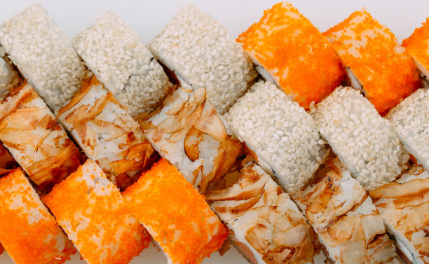 许多类型的舒沙是堆叠在一排。图片下载