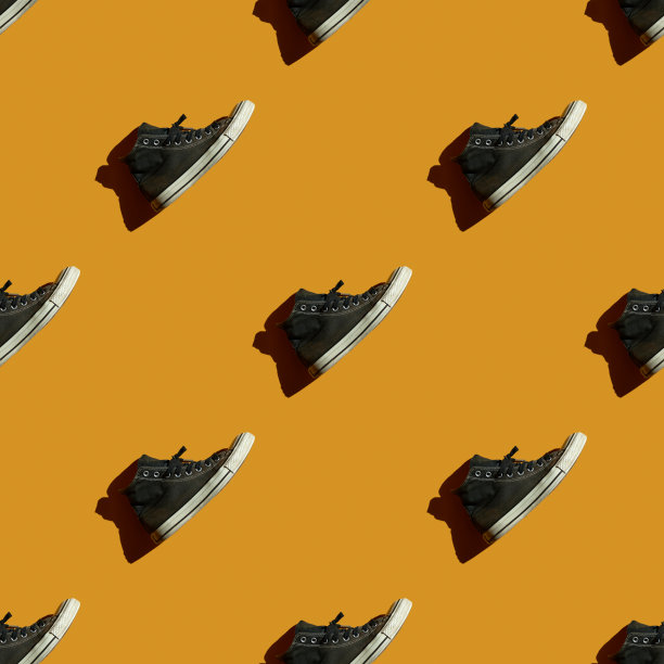 球鞋无缝模式上的黄色背景。夏季最小的概念。鞋类的背景图片下载