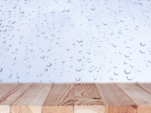 雨滴落在木质桌面的窗户上图片下载