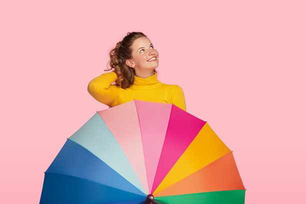 梦幻的年轻女性与五颜六色的伞图片下载