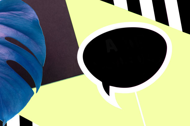 女性办公室工作空间与白色和黑色条纹纸空白。顶视图与复制空间，平放。经营理念与怪兽叶图片下载