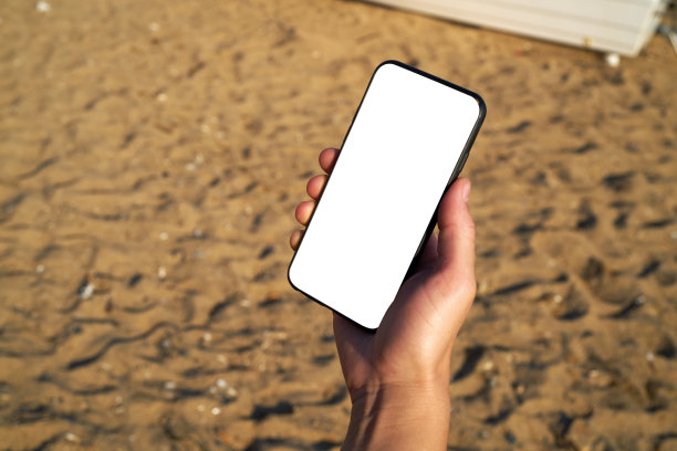 女人拿着和触摸空白屏幕模板智能手机。智能手机屏幕是空的。图片下载