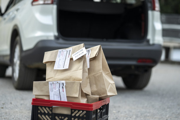 近距离的一个篮子的食物运送路边皮卡图片下载