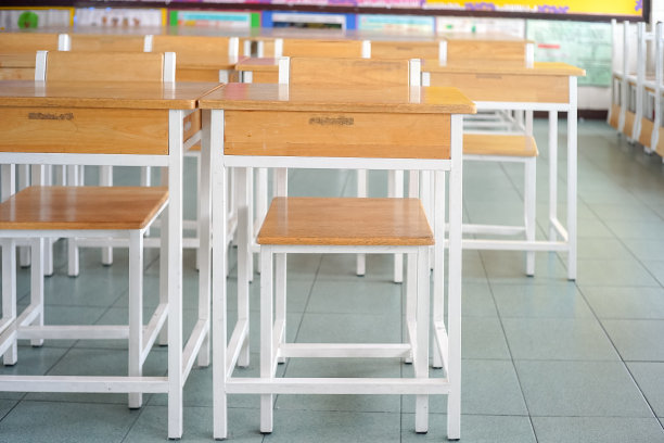 清空教室里的学生桌椅图片下载