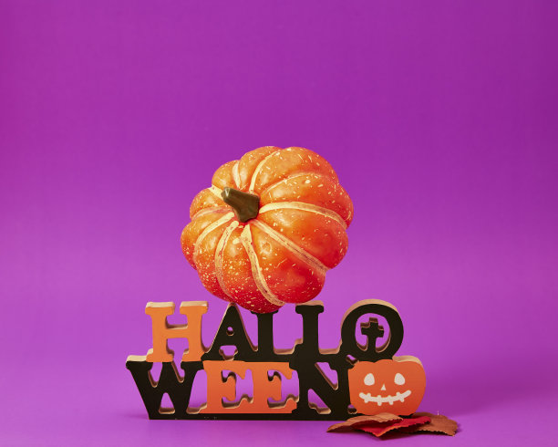 快乐万圣节装饰在紫色的背景图片下载