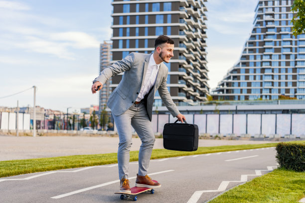 商人乘坐滑板。水平在户外拍摄图片下载