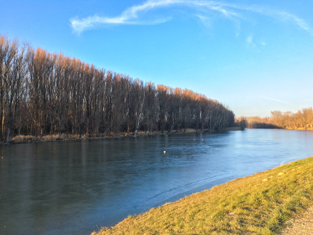 美丽的莫逊-多瑙河在Győr。图片下载