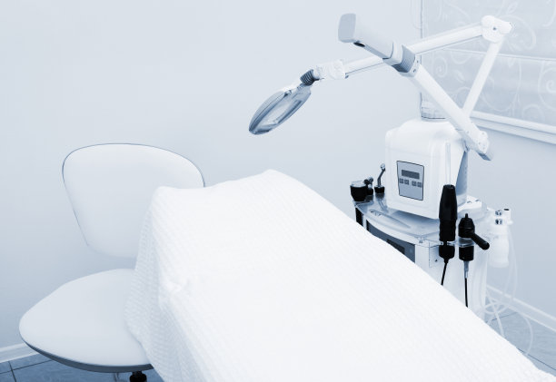 现代诊所的化妆品设备图片下载