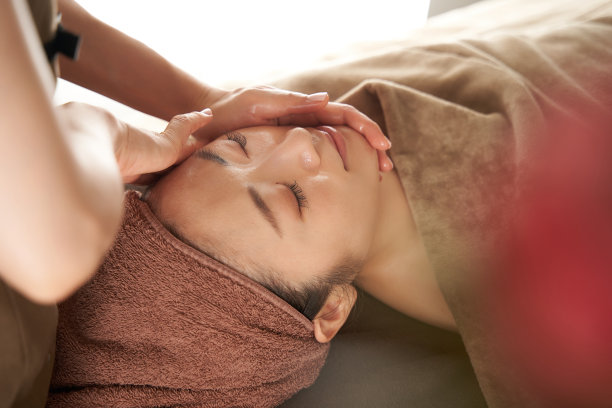 一名在美容院接受面部按摩的日本妇女图片下载