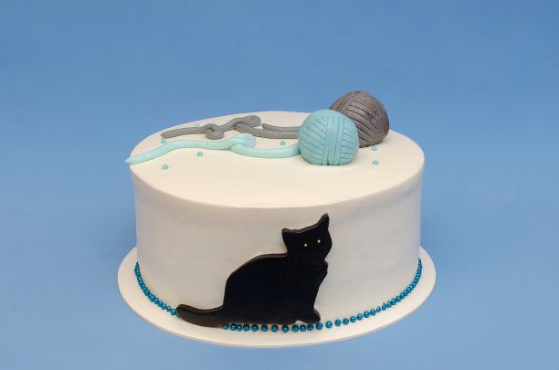 蛋糕与猫装饰和雄蕊球。图片下载
