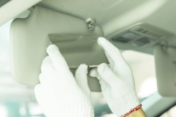 在汽车遮阳板上安装后视镜。图片下载