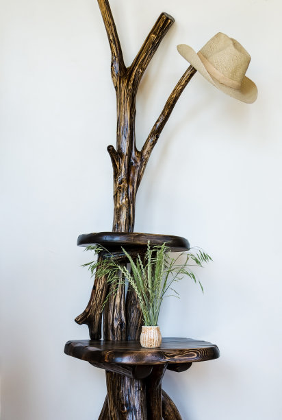 在光线背景上的一个手工制作的木架碎片。图片下载