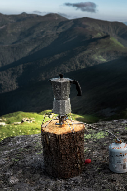 间歇泉水壶。在山上用丁烷丙烷炉煮咖啡图片下载