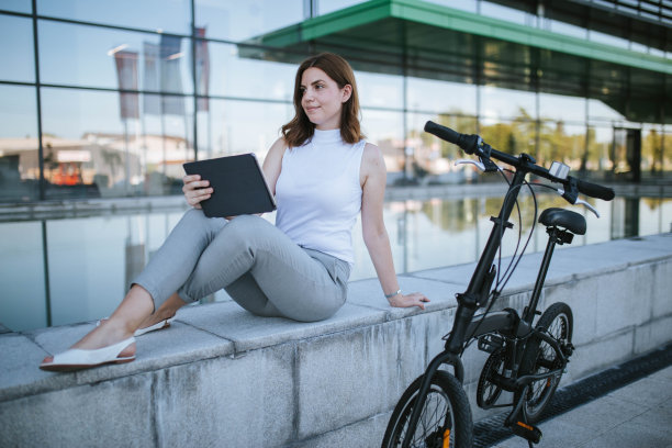 女商人在公司前用平板电脑工作图片下载
