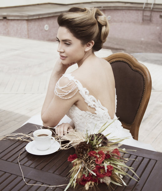 美丽新娘喝咖啡的肖像。图片下载