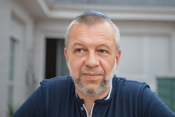 画一个戴着圆顶小帽的成熟男人图片下载