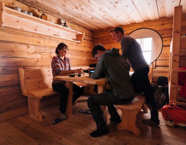 电影摄影师拍摄了一个年轻女子在山间小屋做饭的画面图片下载