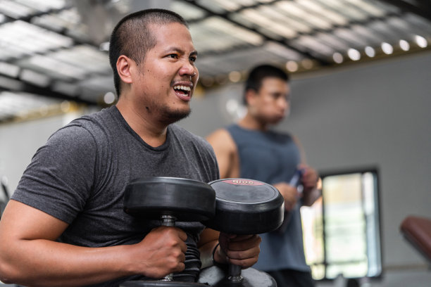 两个亚洲男人在健身房的朋友图片下载