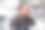 一名亚洲男子在健身房锻炼时看着镜子图片下载