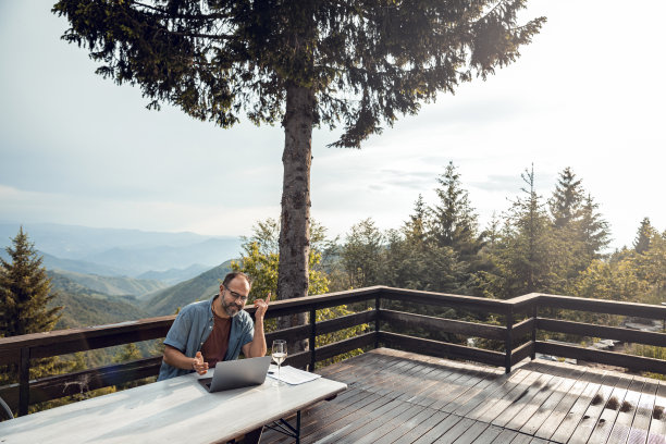 用笔记本电脑的男人图片下载