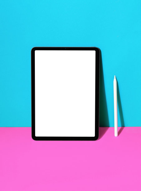 新的平板电脑的颜色背景与铅笔图片下载