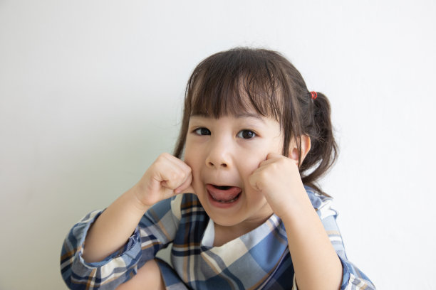 三岁的亚洲小女孩在白色背景下摆姿势，展示了她的明亮，让人看起来快乐、明亮和可爱。图片下载