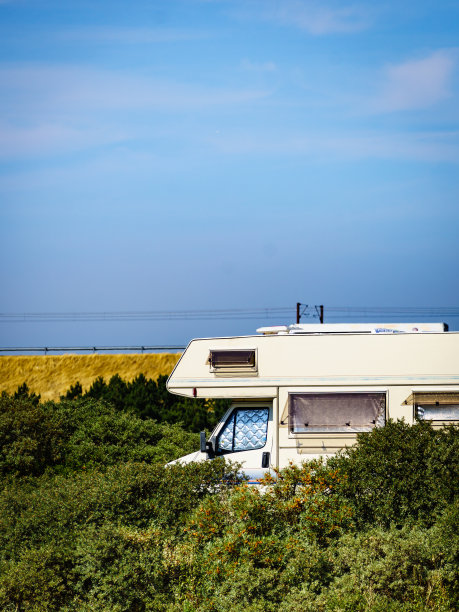 露营车在大自然中图片下载