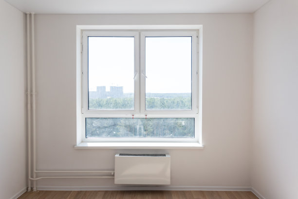 新的管子，散热器和窗户。近距离影像，翻新理念图片下载
