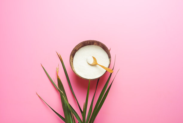 碗中胶原蛋白粉，粉底棕叶。额外的蛋白质摄入量。天然美容保健，皮肤，骨骼的补充。植物胶原蛋白概念。平躺，俯视图。副本的空间。图片下载