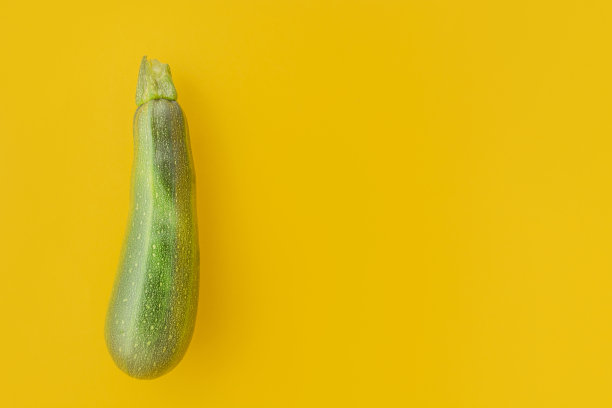 在黄色背景上分离的新鲜蔬菜骨髓图片下载