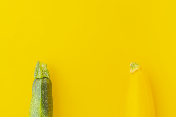 在黄色背景上分离的新鲜蔬菜骨髓图片下载