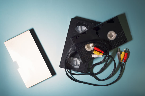 录像机用复古VHS录像带和电线。前视图。图片下载