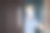 戴着面罩的孩子从门外偷看图片下载