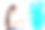 在公寓里修理。快乐的小女孩用蓝色的油漆涂墙，图片下载