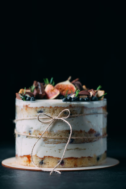 用无花果、饼干和蓝莓装饰的水果蛋糕。图片下载