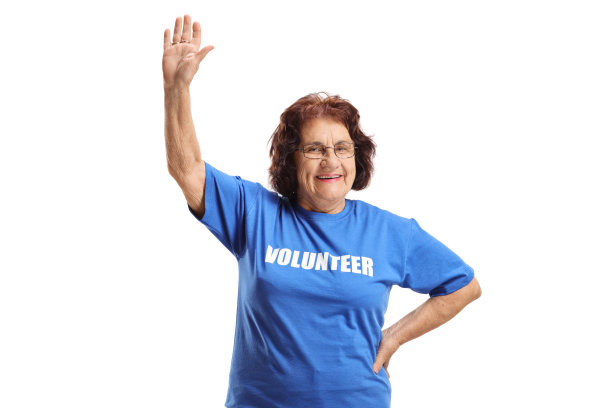 一位老年妇女对着镜头挥手微笑图片下载