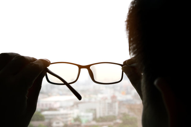 为了看得清楚，年轻人拿起了眼镜。图片下载