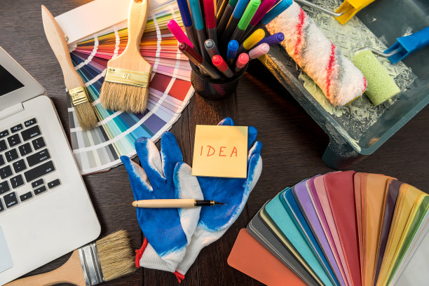 笔记本电脑和调色板刷和手套，为您的设计家庭在办公室图片下载