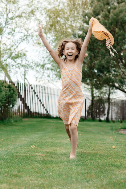 夏天，孩子在草坪上奔跑。图片下载