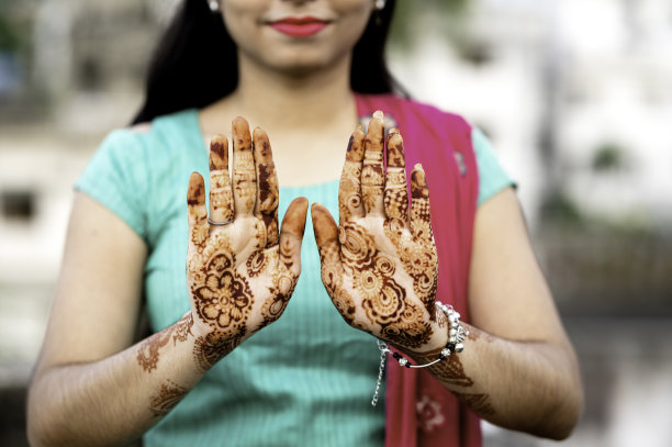 展示曼海蒂手绘的年轻女孩图片下载