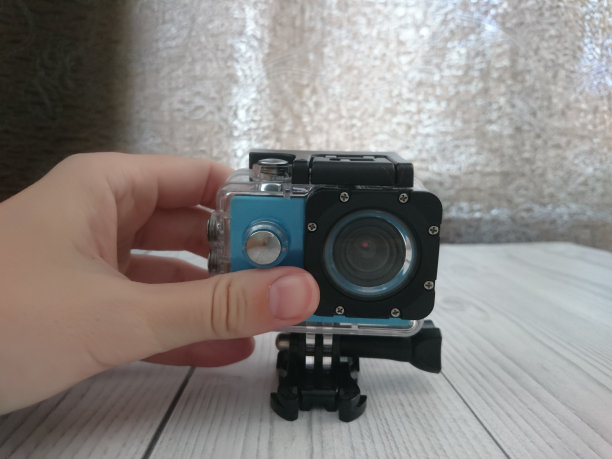 一个女孩手里拿着动作摄影机图片下载