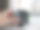 一个女孩手里拿着动作摄影机图片下载