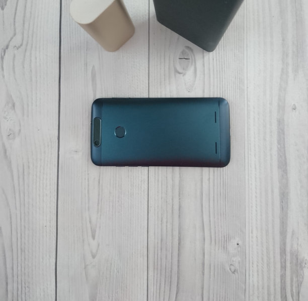 黑色手机和两个便携式充电器放在桌子上图片下载