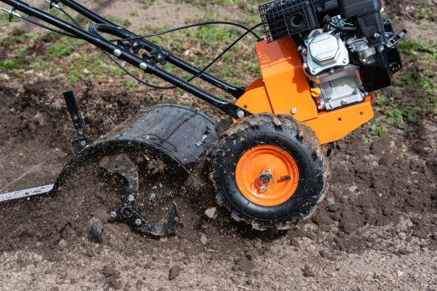 工人犁地球。图片下载